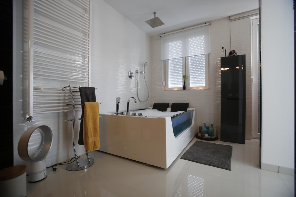 Studio-Apartment Val: Luxury Spa Retreat with Private Jacuzzi Slavonski Brod Exterior photo