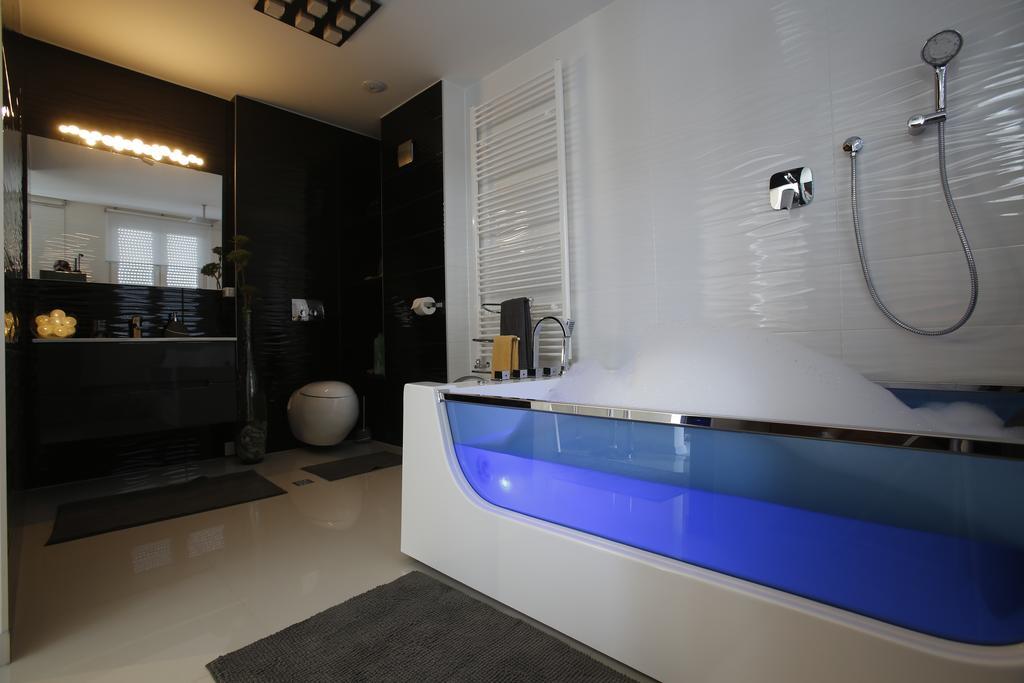 Studio-Apartment Val: Luxury Spa Retreat with Private Jacuzzi Slavonski Brod Exterior photo