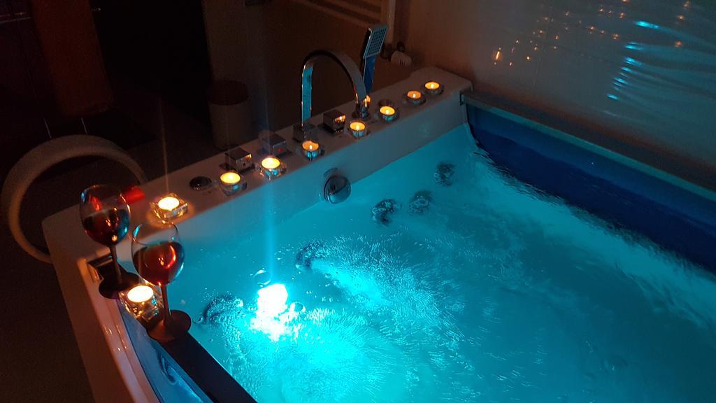 Studio-Apartment Val: Luxury Spa Retreat with Private Jacuzzi Slavonski Brod Exterior photo