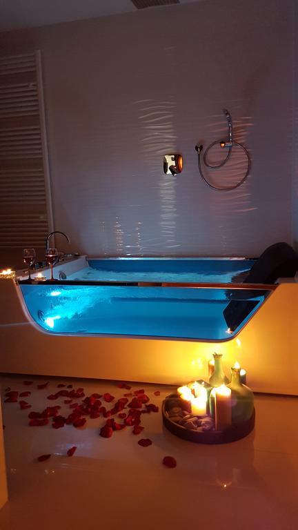 Studio-Apartment Val: Luxury Spa Retreat with Private Jacuzzi Slavonski Brod Exterior photo